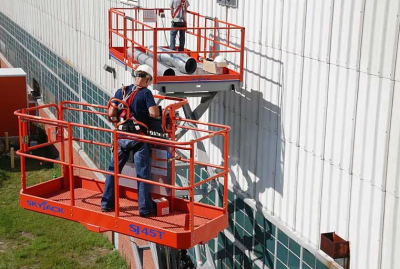 chem-otlichayutsya-podemnik-stroitelnyj-i-rabochaya-platforma