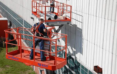 chem-otlichayutsya-podemnik-stroitelnyj-i-rabochaya-platforma