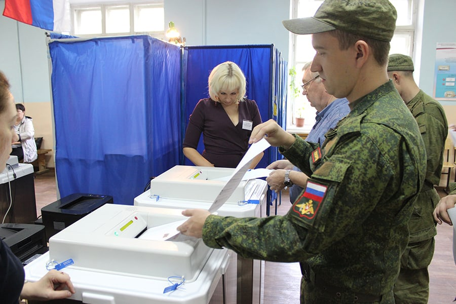 Дежурство на избирательном участке в период выборов. Военнослужащие на выборах. Военнослужащие голосуют. Участие военнослужащих в выборах.